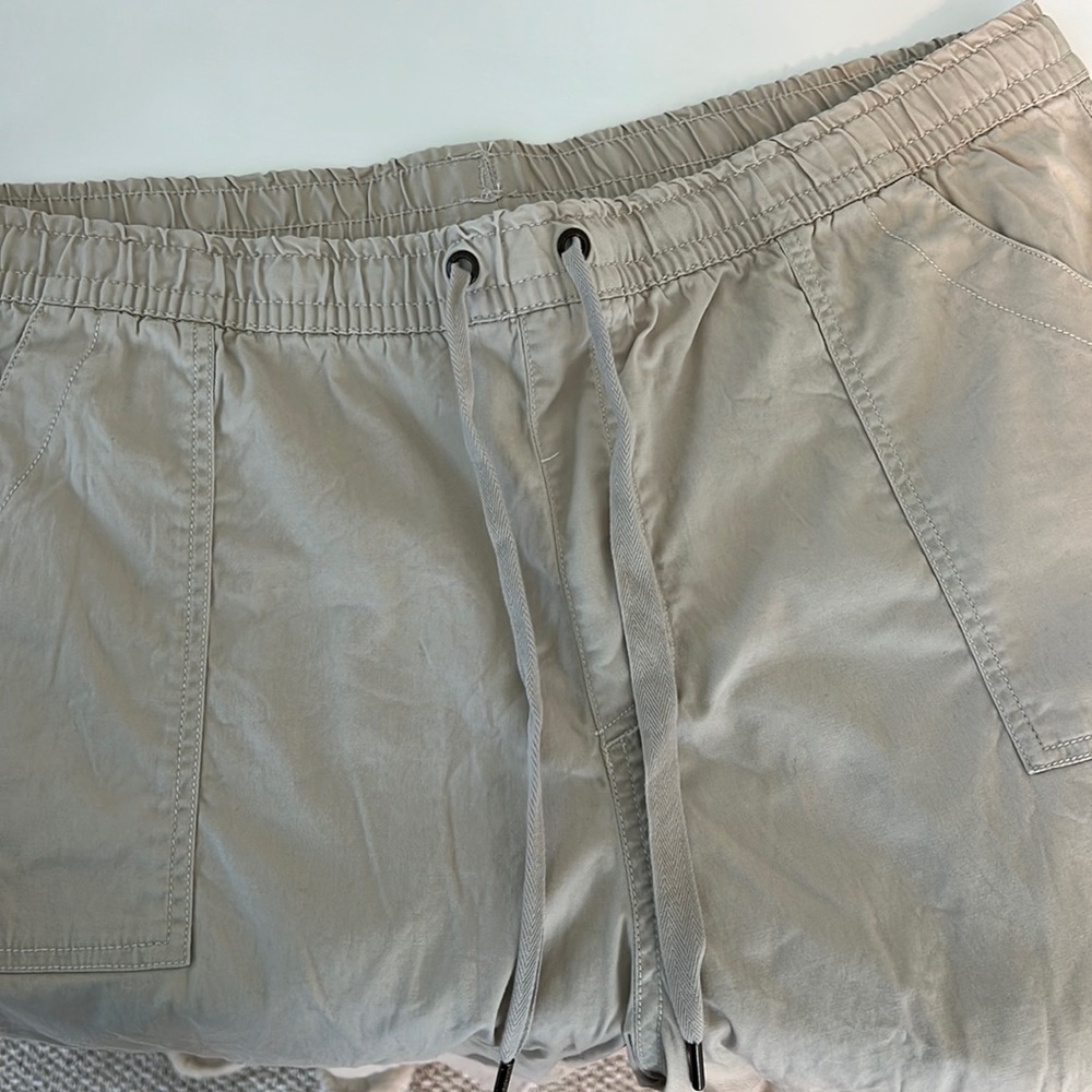 LLBean (1X) khaki capri joggers
